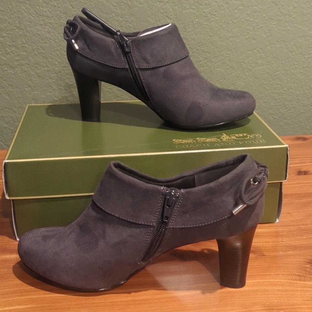 Cute side zip back tie shootie.